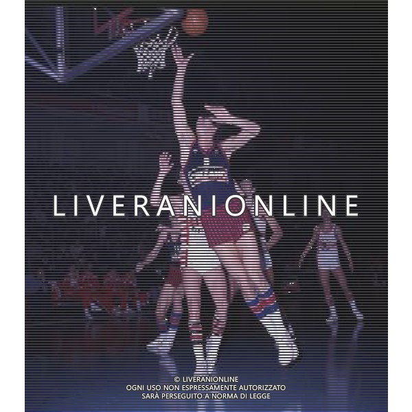 RETROSPETTIVA VITTORIO FERRACINI BASKET NELLA FOTO VITTORIO FERRACINI maglia cinzano AG ALDO LIVERANI SAS