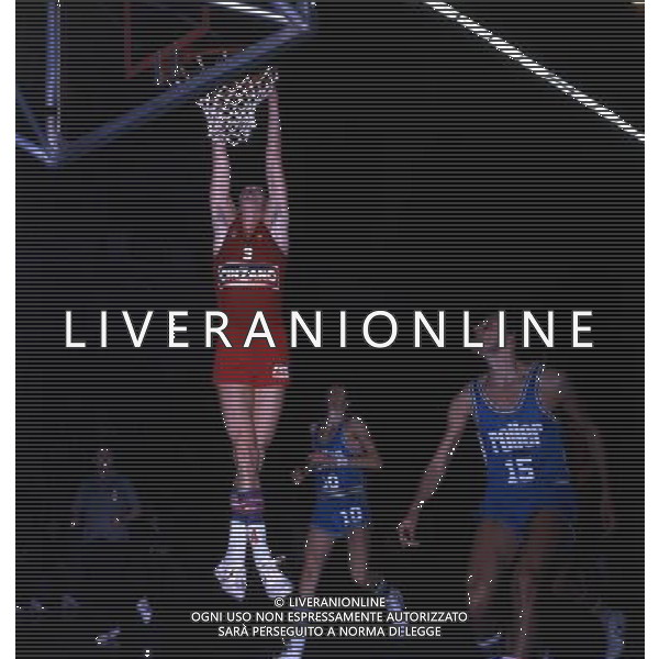 RETROSPETTIVA VITTORIO FERRACINI BASKET NELLA FOTO VITTORIO FERRACINI CON LA MAGLIA CINZANO AG ALDO LIVERANI SAS