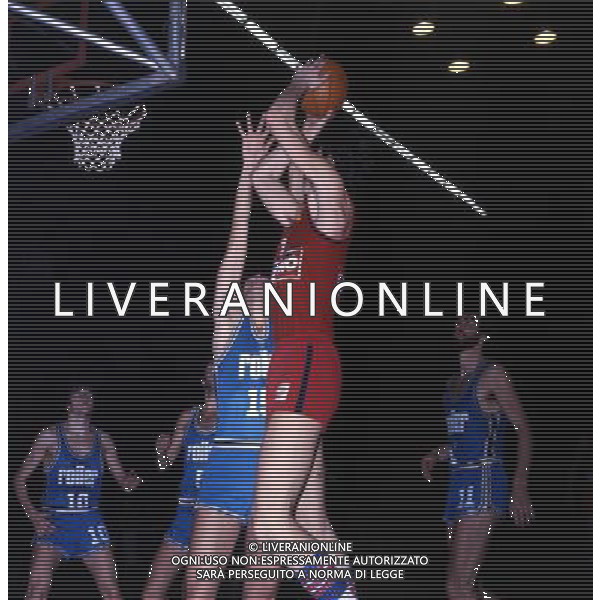 RETROSPETTIVA VITTORIO FERRACINI BASKET NELLA FOTO VITTORIO FERRACINI CON LA MAGLIA CINZANO AG ALDO LIVERANI SAS