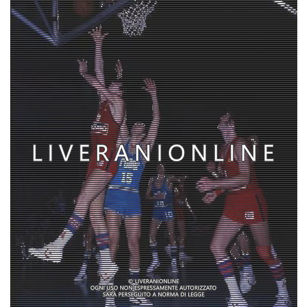 RETROSPETTIVA VITTORIO FERRACINI BASKET NELLA FOTO VITTORIO FERRACINI CON LA MAGLIA CINZANO AG ALDO LIVERANI SAS