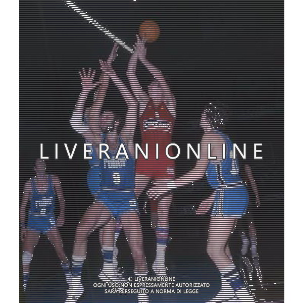 RETROSPETTIVA VITTORIO FERRACINI BASKET NELLA FOTO VITTORIO FERRACINI CON LA MAGLIA CINZANO AG ALDO LIVERANI SAS