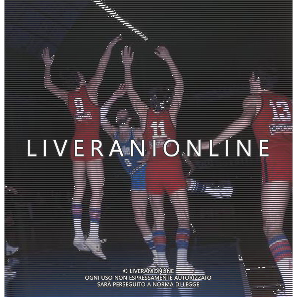 RETROSPETTIVA VITTORIO FERRACINI BASKET NELLA FOTO VITTORIO FERRACINI CON LA MAGLIA CINZANO AG ALDO LIVERANI SAS