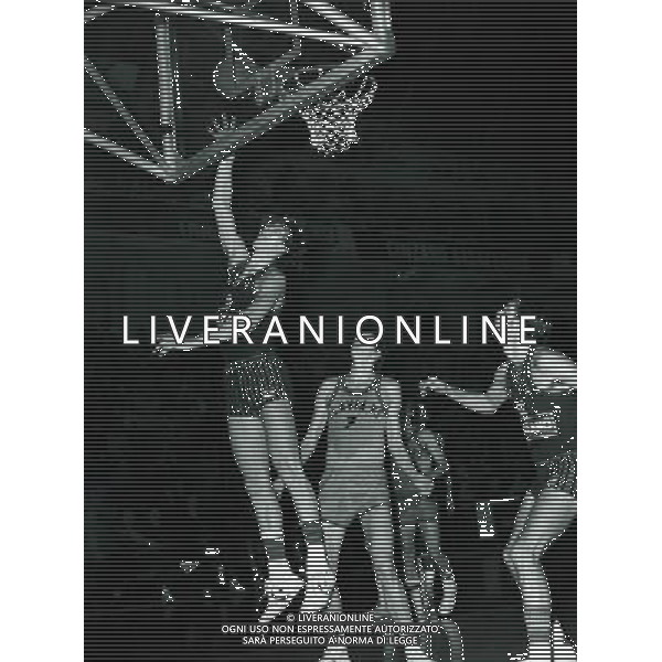 RETROSPETTIVA VITTORIO FERRACINI BASKET NELLA FOTO VITTORIO FERRACINI CON LA MAGLIA CINZANO AG ALDO LIVERANI SAS