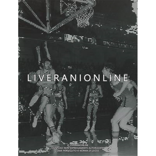 RETROSPETTIVA VITTORIO FERRACINI BASKET NELLA FOTO VITTORIO FERRACINI CON LA MAGLIA CINZANO AG ALDO LIVERANI SAS