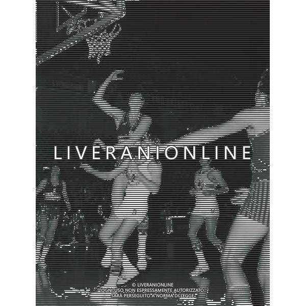 RETROSPETTIVA VITTORIO FERRACINI BASKET NELLA FOTO VITTORIO FERRACINI CON LA MAGLIA CINZANO AG ALDO LIVERANI SAS