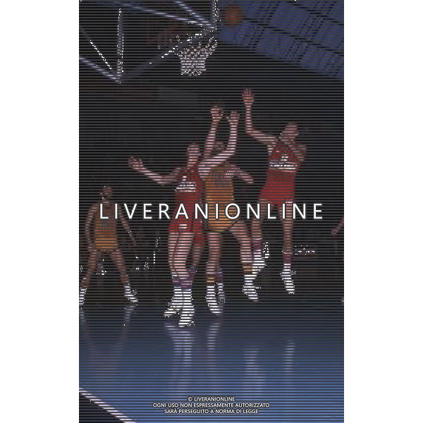 RETROSPETTIVA VITTORIO FERRACINI BASKET NELLA FOTO VITTORIO FERRACINI CON LA MAGLIA CINZANO AG ALDO LIVERANI SAS