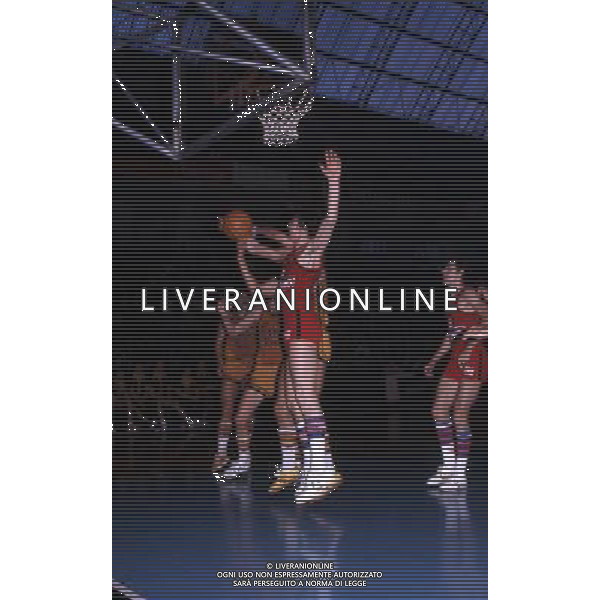 RETROSPETTIVA VITTORIO FERRACINI BASKET NELLA FOTO VITTORIO FERRACINI CON LA MAGLIA CINZANO AG ALDO LIVERANI SAS