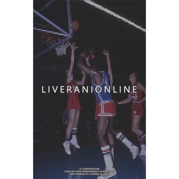 RETROSPETTIVA VITTORIO FERRACINI BASKET NELLA FOTO VITTORIO FERRACINI CON LA MAGLIA CINZANO AG ALDO LIVERANI SAS