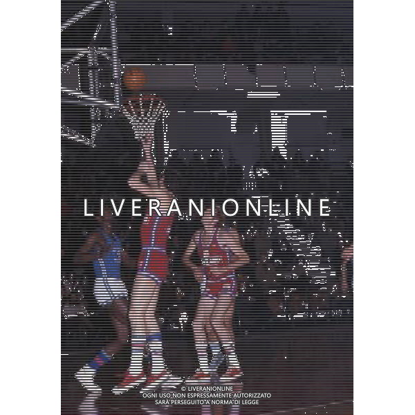 RETROSPETTIVA VITTORIO FERRACINI BASKET NELLA FOTO VITTORIO FERRACINI CON LA MAGLIA CINZANO AG ALDO LIVERANI SAS