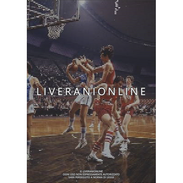 RETROSPETTIVA VITTORIO FERRACINI BASKET NELLA FOTO VITTORIO FERRACINI CON LA MAGLIA CINZANO AG ALDO LIVERANI SAS