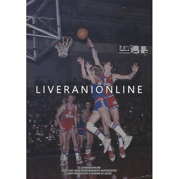 RETROSPETTIVA VITTORIO FERRACINI BASKET NELLA FOTO VITTORIO FERRACINI CON LA MAGLIA CINZANO AG ALDO LIVERANI SAS