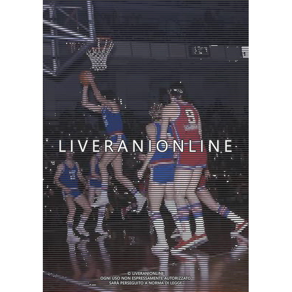 RETROSPETTIVA VITTORIO FERRACINI BASKET NELLA FOTO VITTORIO FERRACINI CON LA MAGLIA CINZANO AG ALDO LIVERANI SAS