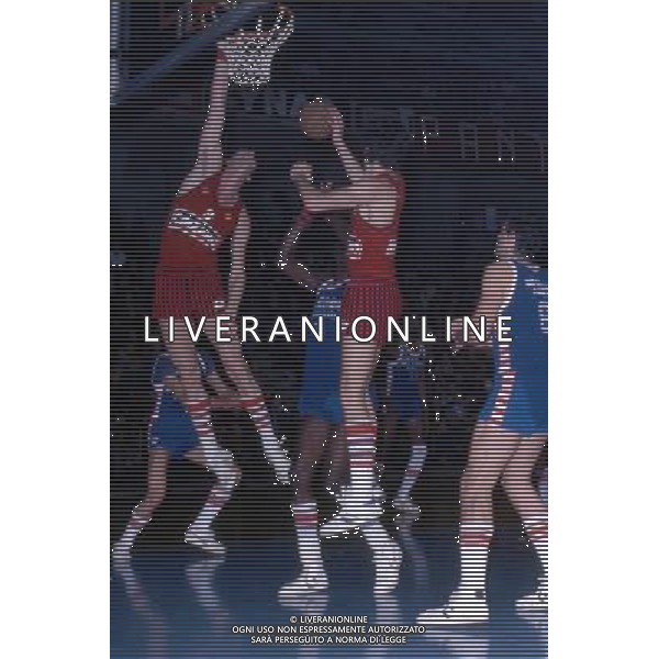 RETROSPETTIVA VITTORIO FERRACINI BASKET NELLA FOTO VITTORIO FERRACINI CON LA MAGLIA CINZANO AG ALDO LIVERANI SAS