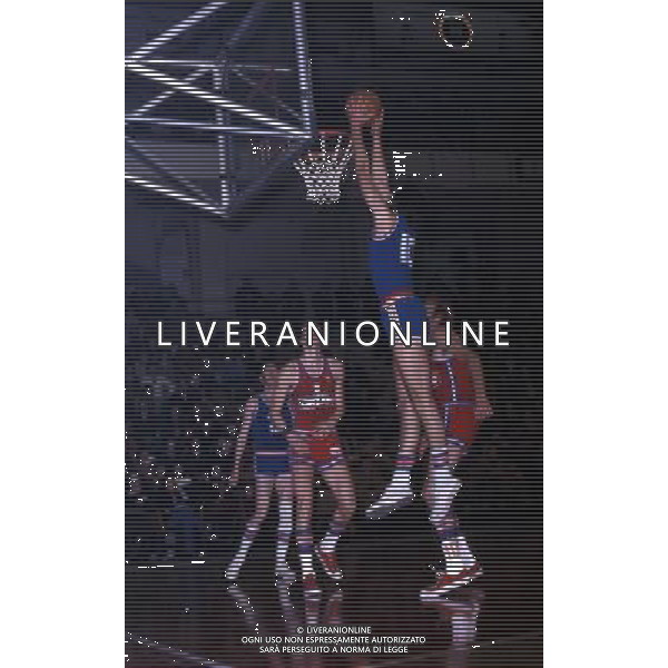 RETROSPETTIVA VITTORIO FERRACINI BASKET NELLA FOTO VITTORIO FERRACINI CON LA MAGLIA CINZANO AG ALDO LIVERANI SAS