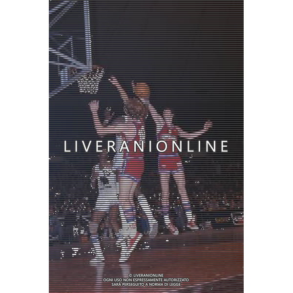 RETROSPETTIVA VITTORIO FERRACINI BASKET NELLA FOTO VITTORIO FERRACINI CON LA MAGLIA CINZANO AG ALDO LIVERANI SAS