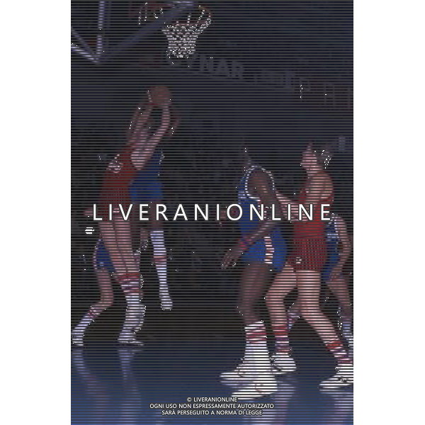 RETROSPETTIVA VITTORIO FERRACINI BASKET NELLA FOTO VITTORIO FERRACINI CON LA MAGLIA CINZANO AG ALDO LIVERANI SAS