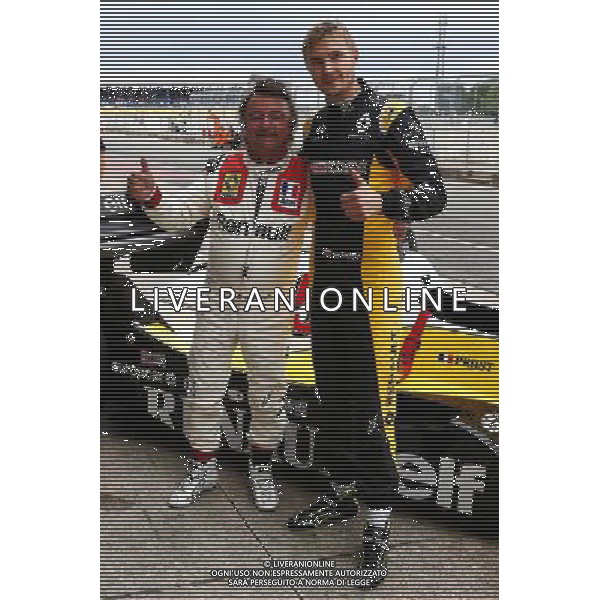 (L to R): Rene Arnoux (FRA) with Sergey Sirotkin (RUS) Renault Sport F1 Team Third Driver and the Renault RE40. 16.07.2017. Formula 1 World Championship, Rd 10, British Grand Prix, Silverstone, England, Race Day. AG ALDO LIVERANI SAS ONLY ITALY
