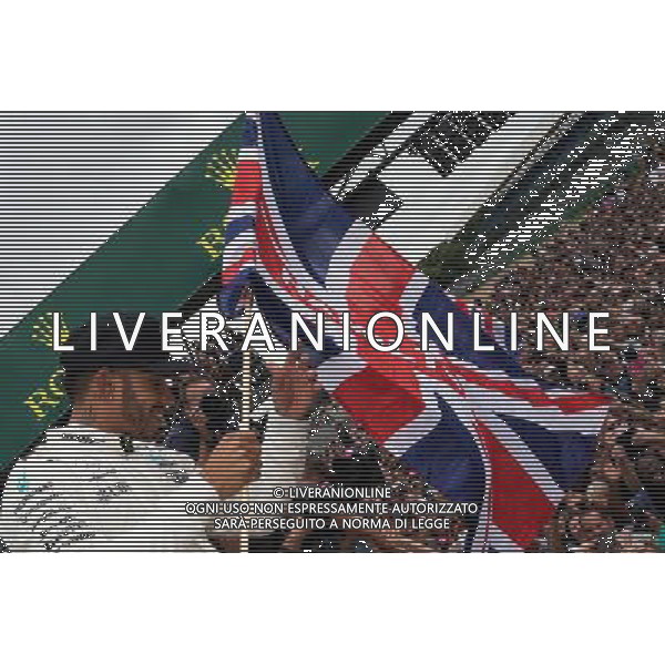 Race winner Lewis Hamilton (GBR) Mercedes AMG F1 celebrates with the fans. 16.07.2017. Formula 1 World Championship, Rd 10, British Grand Prix, Silverstone, England, Race Day. AG ALDO LIVERANI SAS ONLY ITALY