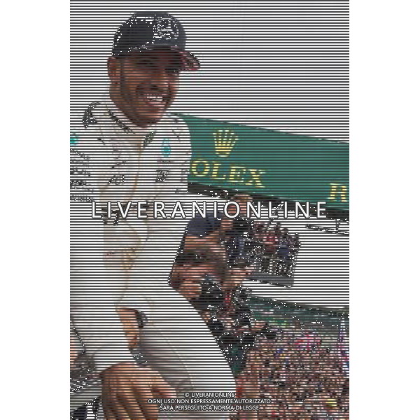 Race winner Lewis Hamilton (GBR) Mercedes AMG F1 celebrates with the fans. 16.07.2017. Formula 1 World Championship, Rd 10, British Grand Prix, Silverstone, England, Race Day. AG ALDO LIVERANI SAS ONLY ITALY
