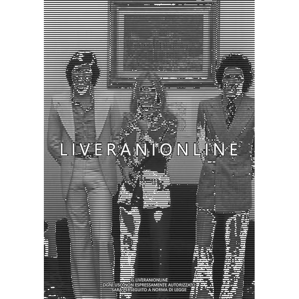 Il 26mo Festival della canzone italiana al salone delle feste del Casino\' di Sanremo dal 19 al 21 febbraio 1976 - RETROSPETTIVA nella foto Sandro Giacobbe, Dori Ghezzi, Antonio Buonomo © ARCHIVIO / AGENZIA ALDO LIVERANI SAS