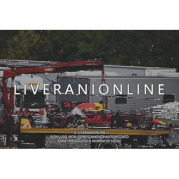 The Red Bull Racing RB13 of Daniel Ricciardo (AUS) Red Bull Racing is recovered back to the pits on the back of a truck. 29.07.2017. Formula 1 World Championship, Rd 11, Hungarian Grand Prix, Budapest, Hungary, Qualifying Day. /AGENZIA ALDO LIVERANI SAS - ITALY ONLY - EDITORIAL USE ONLY - GP F1 UNGHERIA PROVE UFFICIALI QUALIFICHE 29/07/2017