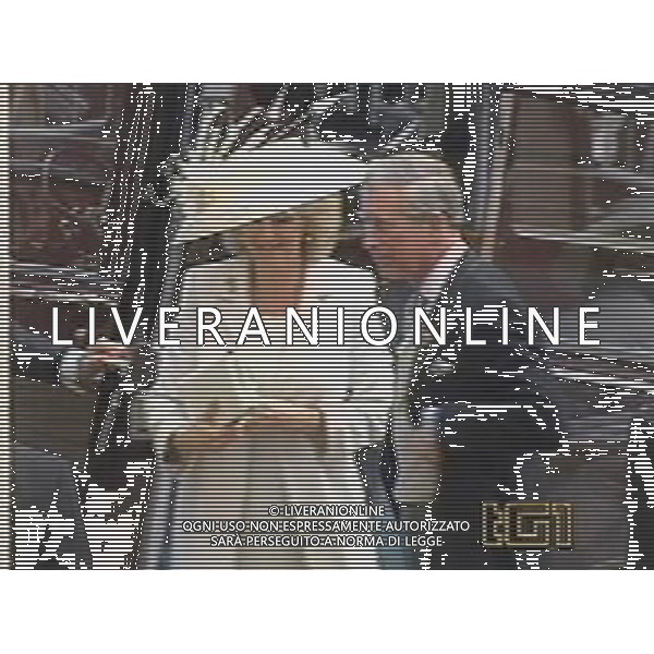 LONDRA 09/04/2005 MATRIMONIO FRA IL PRINCIPE CARLO D\'INGHILTERRA E CAMILLA PARKER-BOWLES NELLA FOTO: L\'ARRIVO AL MUNICIPIO E\' OBBLIGATORIO CITARE LA FONTE TELEVISIVA FOTO AG. ALDO LIVERANI