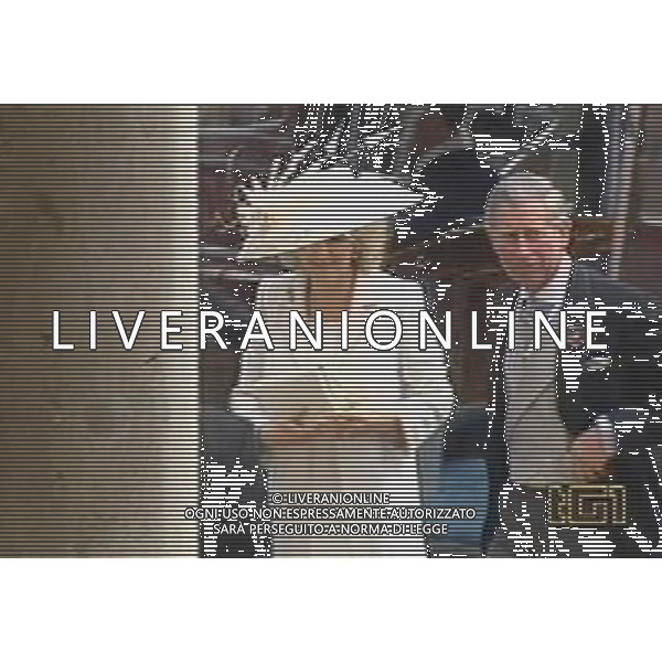 LONDRA 09/04/2005 MATRIMONIO FRA IL PRINCIPE CARLO D\'INGHILTERRA E CAMILLA PARKER-BOWLES NELLA FOTO: L\'ARRIVO AL MUNICIPIO E\' OBBLIGATORIO CITARE LA FONTE TELEVISIVA FOTO AG. ALDO LIVERANI