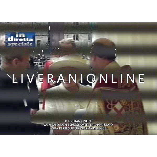 LONDRA 09/04/2005 MATRIMONIO FRA IL PRINCIPE CARLO D\'INGHILTERRA E CAMILLA PARKER-BOWLES NELLA FOTO LA REGINA ELISABETTA CON IL MARITO OBBLIGATORIO CITARE LA FONTE TELEVISIVA FOTO AG. ALDO LIVERANI