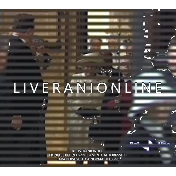LONDRA 09/04/2005 MATRIMONIO FRA IL PRINCIPE CARLO D\'INGHILTERRA E CAMILLA PARKER-BOWLES NELLA FOTO LA REGINA ELISABETTA CON IL MARITO OBBLIGATORIO CITARE LA FONTE TELEVISIVA FOTO AG. ALDO LIVERANI