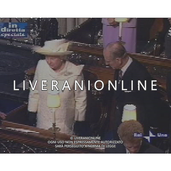 LONDRA 09/04/2005 MATRIMONIO FRA IL PRINCIPE CARLO D\'INGHILTERRA E CAMILLA PARKER-BOWLES NELLA FOTO LA REGINA ELISABETTA CON IL MARITO OBBLIGATORIO CITARE LA FONTE TELEVISIVA FOTO AG. ALDO LIVERANI