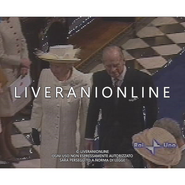 LONDRA 09/04/2005 MATRIMONIO FRA IL PRINCIPE CARLO D\'INGHILTERRA E CAMILLA PARKER-BOWLES NELLA FOTO LA REGINA ELISABETTA CON IL MARITO OBBLIGATORIO CITARE LA FONTE TELEVISIVA FOTO AG. ALDO LIVERANI