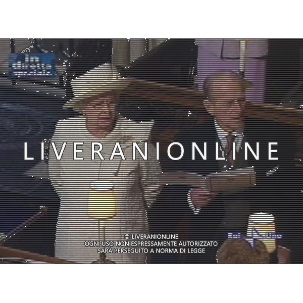 LONDRA 09/04/2005 MATRIMONIO FRA IL PRINCIPE CARLO D\'INGHILTERRA E CAMILLA PARKER-BOWLES NELLA FOTO LA REGINA ELISABETTA CON IL MARITO OBBLIGATORIO CITARE LA FONTE TELEVISIVA FOTO AG. ALDO LIVERANI