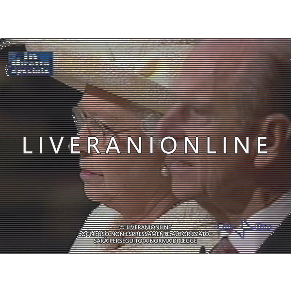 LONDRA 09/04/2005 MATRIMONIO FRA IL PRINCIPE CARLO D\'INGHILTERRA E CAMILLA PARKER-BOWLES NELLA FOTO LA REGINA ELISABETTA CON IL MARITO OBBLIGATORIO CITARE LA FONTE TELEVISIVA FOTO AG. ALDO LIVERANI