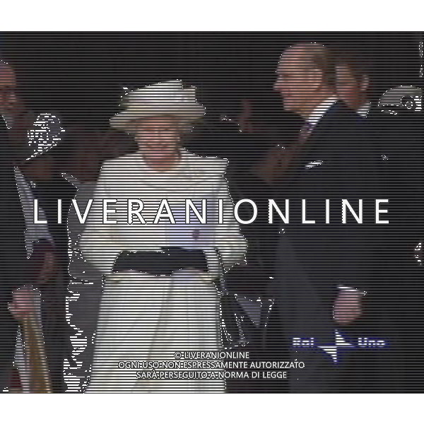 LONDRA 09/04/2005 MATRIMONIO FRA IL PRINCIPE CARLO D\'INGHILTERRA E CAMILLA PARKER-BOWLES NELLA FOTO LA REGINA ELISABETTA CON IL MARITO OBBLIGATORIO CITARE LA FONTE TELEVISIVA FOTO AG. ALDO LIVERANI
