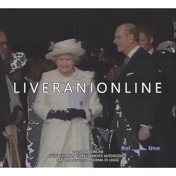 LONDRA 09/04/2005 MATRIMONIO FRA IL PRINCIPE CARLO D\'INGHILTERRA E CAMILLA PARKER-BOWLES NELLA FOTO LA REGINA ELISABETTA CON IL MARITO OBBLIGATORIO CITARE LA FONTE TELEVISIVA FOTO AG. ALDO LIVERANI