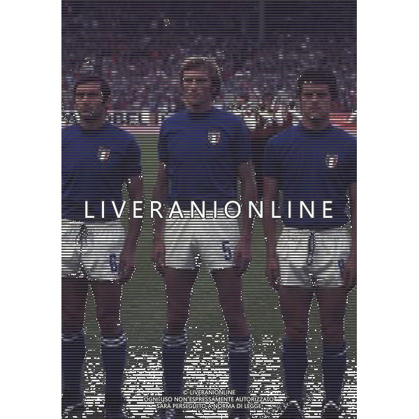 RETROSPETTIVA FRANCESCO MORINI CALCIATORE E DIRIGENTE SPORTIVO NELLA FOTO TARCISIO BURGNICH FRANCESCO MORINI E FABIO CAPELLO CON LA MAGLIA DELLA NAZIONALE ITALIANA AG ALDO LIVERANI SAS