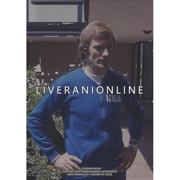 RETROSPETTIVA FRANCESCO MORINI CALCIATORE E DIRIGENTE SPORTIVO NELLA FOTO FRANCESCO MORINI CON LA TUTA DELLA NAZIONALE ITALIANA AG ALDO LIVERANI SAS