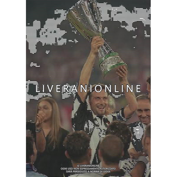 23-08-1997 TORINO-SUPERCOPPA ITALIANA JUVENTUS- VICENZA NELLA FOTO ANTONIO CONTE CON LA SUPECOPPA ITALIANA AG ALDO LIVERANI SAS