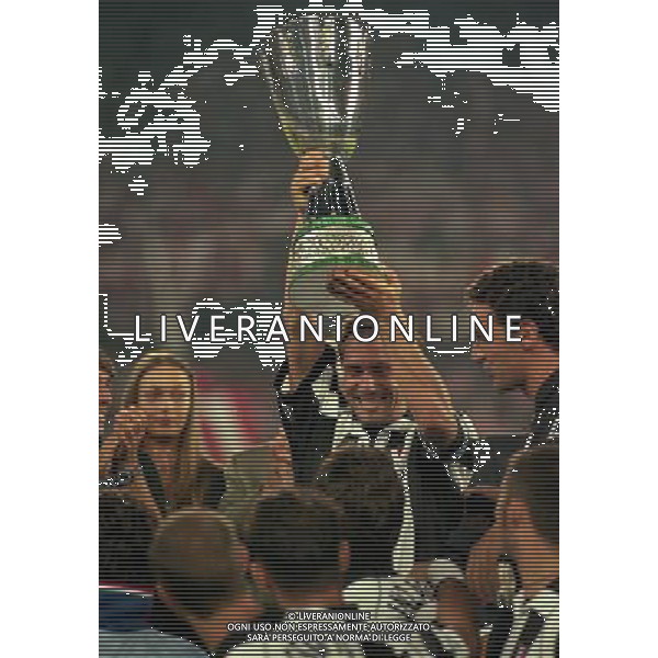 23-08-1997 TORINO-SUPERCOPPA ITALIANA JUVENTUS- VICENZA NELLA FOTO ANTONIO CONTE CON LA SUPECOPPA ITALIANA AG ALDO LIVERANI SAS