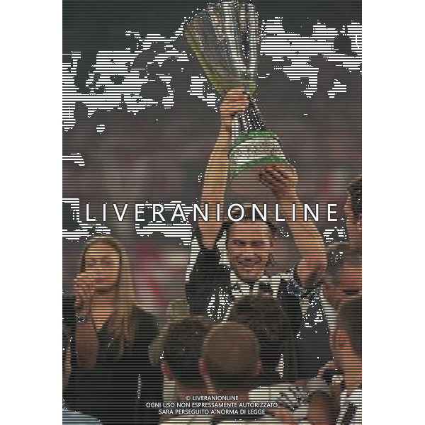 23-08-1997 TORINO-SUPERCOPPA ITALIANA JUVENTUS- VICENZA NELLA FOTO ANTONIO CONTE CON LA SUPECOPPA ITALIANA AG ALDO LIVERANI SAS