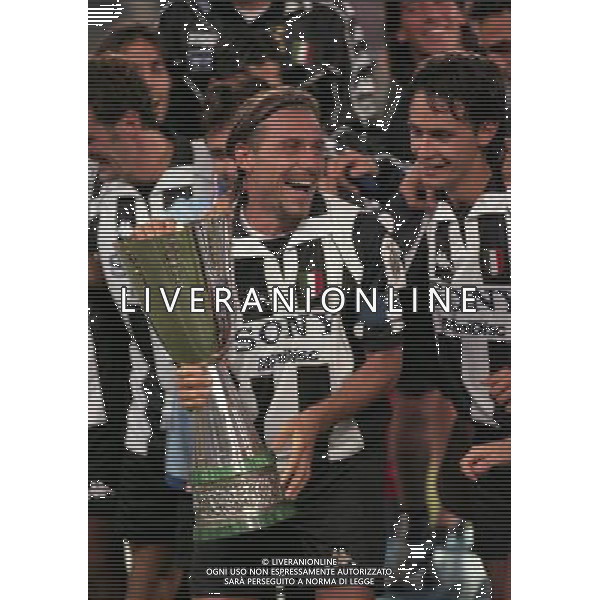 23-08-1997 TORINO-SUPERCOPPA ITALIANA JUVENTUS- VICENZA NELLA FOTO ANTONIO CONTE CON LA SUPECOPPA ITALIANA AG ALDO LIVERANI SAS