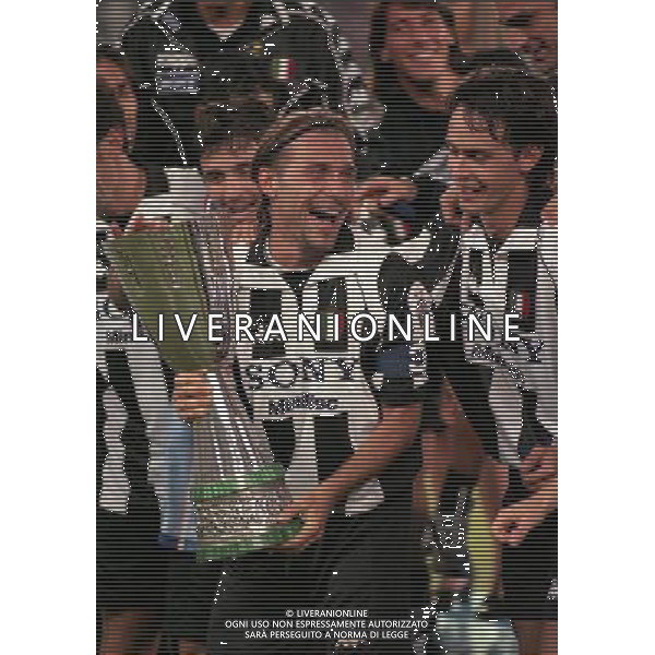 23-08-1997 TORINO-SUPERCOPPA ITALIANA JUVENTUS- VICENZA NELLA FOTO ANTONIO CONTE CON LA SUPECOPPA ITALIANA AG ALDO LIVERANI SAS