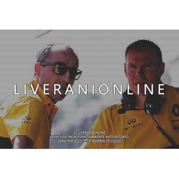 Robert Kubica (POL) Renault Sport F1 Team Test Driver with Alan Permane (GBR) Renault Sport F1 Team Trackside Operations Director on the pit gantry. 01.08.2017. Formula 1 Testing, Budapest, Hungary. /AGENZIA ALDO LIVERANI SAS - ITALY ONLY - EDITORIAL USE ONLY