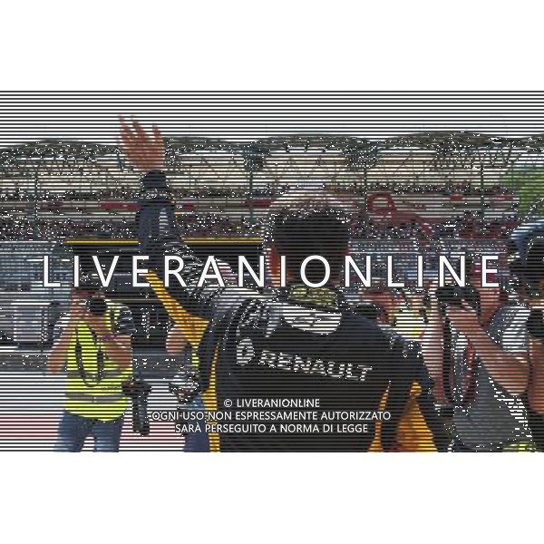 Robert Kubica (POL) Renault Sport F1 Team Test Driver waves to the fans in the grandstand. 02.08.2017. Formula 1 Testing, Budapest, Hungary. /AGENZIA ALDO LIVERANI SAS - ITALY ONLY - EDITORIAL USE ONLY
