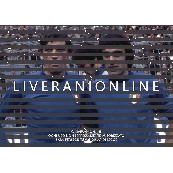 RETROSPETTIVA PIETRO ANASTASI CALCIATORE NELLA FOTO PIETRO ANASTASI CON LA MAGLIA DELLA NAZIONALE ITALIANA E GIGI RIVA AG ALDO LIVERANI SAS