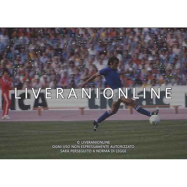 RETROSPETTIVA PIETRO ANASTASI CALCIATORE NELLA FOTO PIETRO ANASTASI CON LA MAGLIA DELLA NAZIONALE ITALIANA AG ALDO LIVERANI SAS