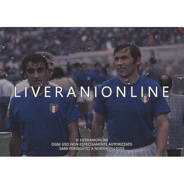 RETROSPETTIVA PIETRO ANASTASI CALCIATORE NELLA FOTO PIETRO ANASTASI CON LA MAGLIA DELLA NAZIONALE ITALIANA E TARCISIO BURGNICH AG ALDO LIVERANI SAS