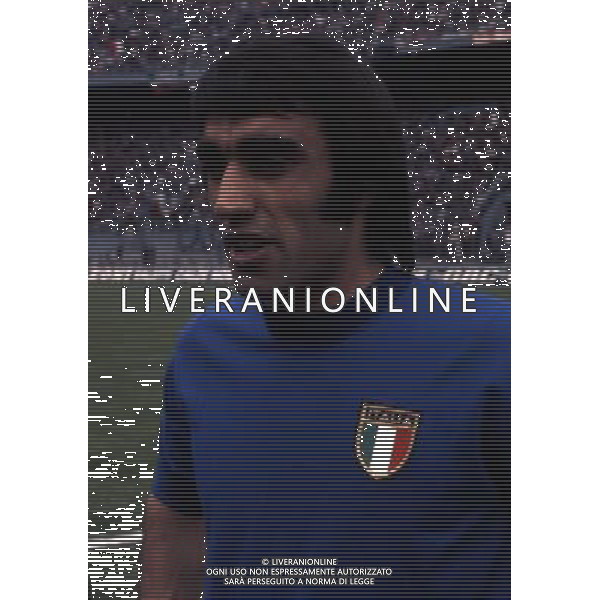 RETROSPETTIVA PIETRO ANASTASI CALCIATORE NELLA FOTO PIETRO ANASTASI CON LA MAGLIA DELLA NAZIONALE ITALIANA AG ALDO LIVERANI SAS