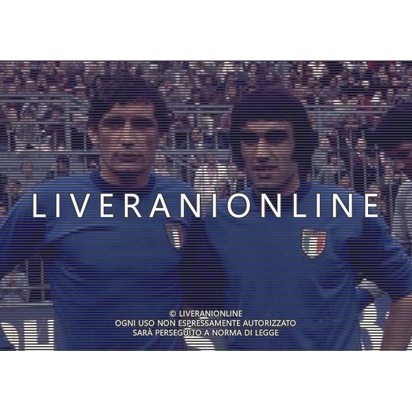 RETROSPETTIVA PIETRO ANASTASI CALCIATORE NELLA FOTO PIETRO ANASTASI CON LA MAGLIA DELLA NAZIONALE ITALIANA E GIGI RIVA AG ALDO LIVERANI SAS