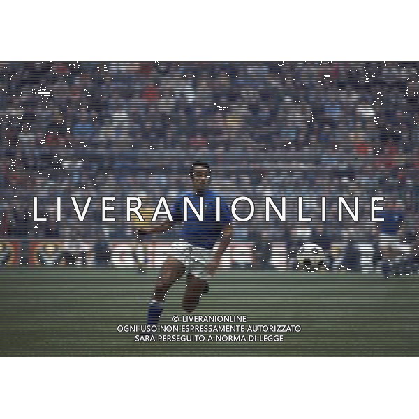 RETROSPETTIVA PIETRO ANASTASI CALCIATORE NELLA FOTO PIETRO ANASTASI CON LA MAGLIA DELLA NAZIONALE ITALIANA AG ALDO LIVERANI SAS